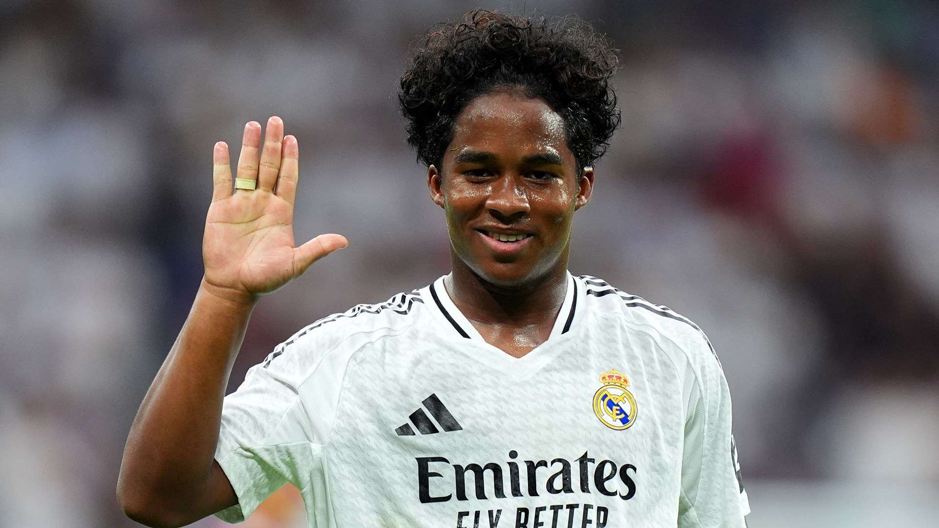 中超第14輪武漢長江2-2河南嵩山龍門 多拉多故意撞翻主裁馬寧被罰下.